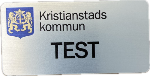 Namnbricka. 70x40 mm. Rektangul&auml;r inkl magnet, logga samt namngravyr